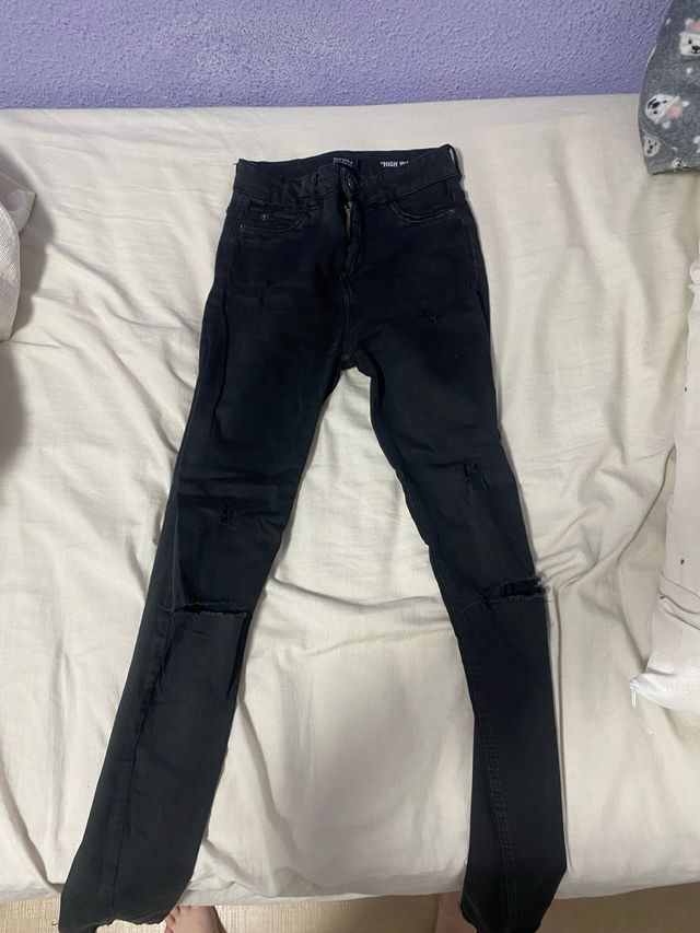 Vaqueros negros rotos