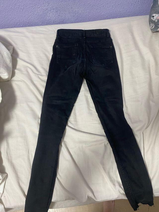 Vaqueros negros rotos