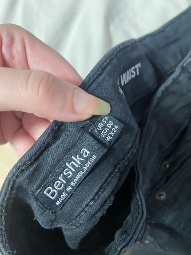 Vaqueros negros rotos