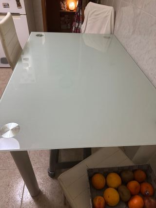 Mesa de vidro temperado com estrutura metálica