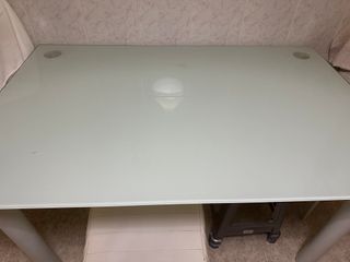 Mesa de vidro temperado com estrutura metálica