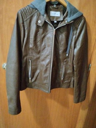 Chaqueta efecto piel con capucha