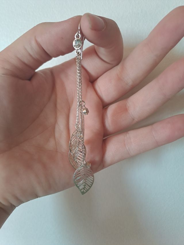 3 pares de pendientes plateados y 1 pulsera.