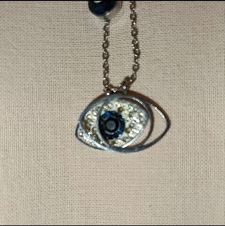 colar prateado com pendentes detalhados em azul