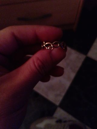 Anillo dorado con diseño de corazones