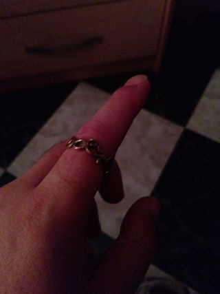 Anillo dorado con diseño de corazones