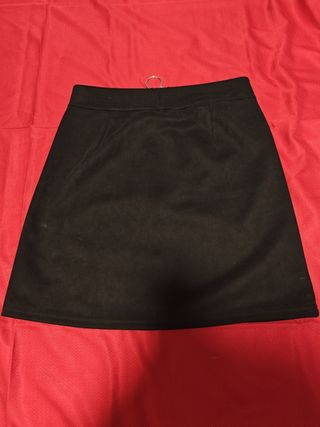 Falda negra con cremallera frontal