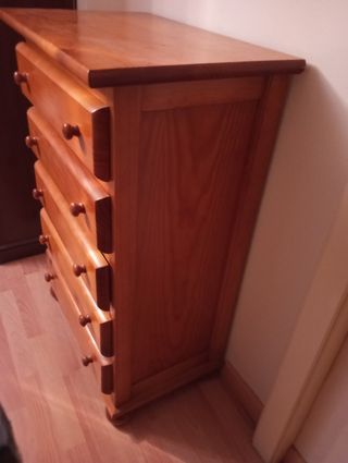 Chifonier de madera marrón maciza. En Pontevedra.