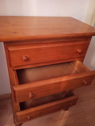 Chifonier de madera marrón maciza. En Pontevedra.