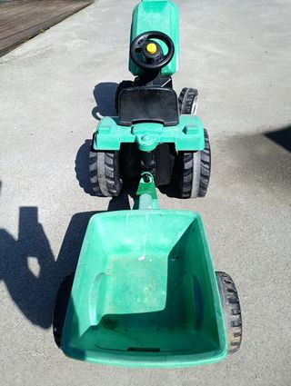 Tractor a pedales verde con remolque