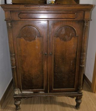Antiguo mueble tocadiscos de madera