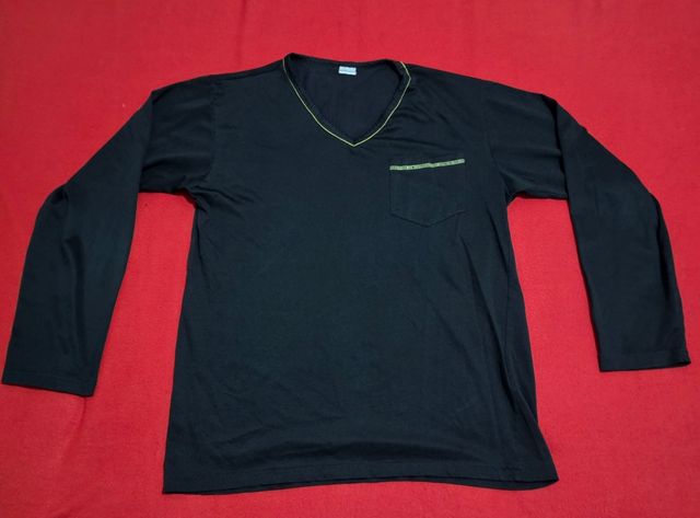 Camiseta negra manga larga cuello pico L