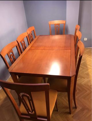Mesa de comedor de madera con 8 sillas a juego