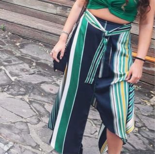 Falda asimétrica con cinturón