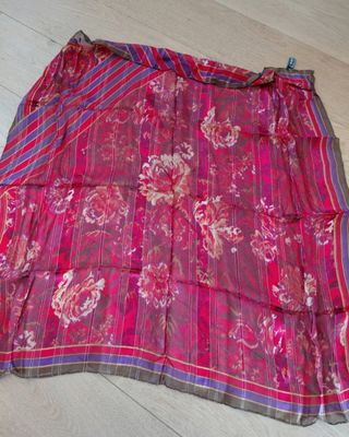 Foulard in seta con fiori e righe