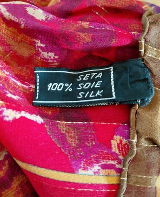 Foulard in seta con fiori e righe