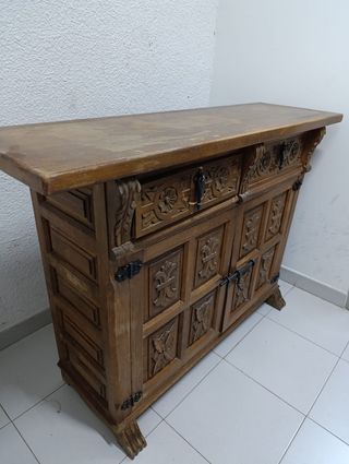 Recibidor de madera tallada