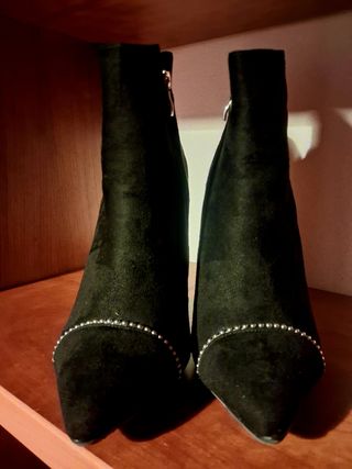 Stivaletti neri con piccole borchie