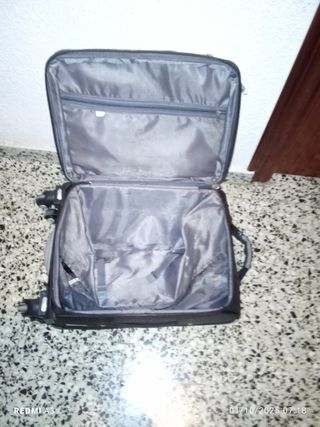 Maleta de cabina negra y gris