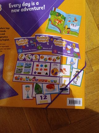 Archie's World Play and Lear Cuentos y flashcards