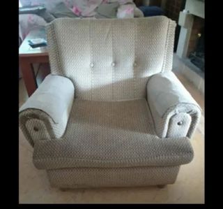 Sillón de tela beige y gris