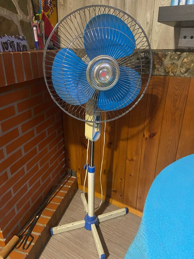 Ventilador de pie azul y plata