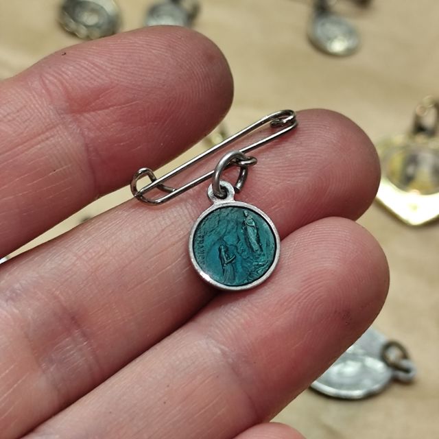 Spilla con medaglia Nostra Signora di Lourdes