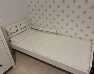 Cama infantil blanca con barrera