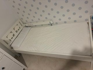 Cama infantil blanca con barrera