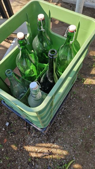 2 cassette con bottiglioni e bottiglie assortite