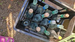 2 cassette con bottiglioni e bottiglie assortite