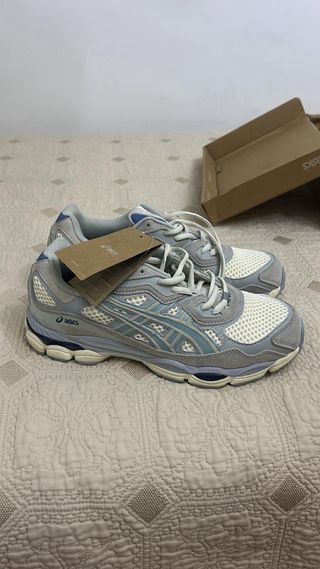 Zapatillas Asics grises y azules