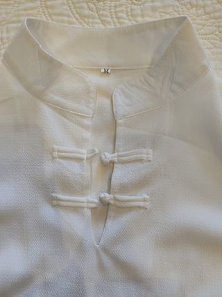 Blusa bianca con scollo a V e bottoni