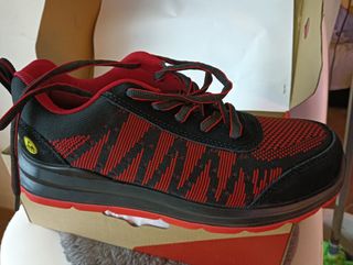 Zapatos de seguridad negros y rojos