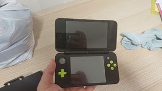 Nintendo New 2DS XL Verde + Mario Kart 7 + Grip