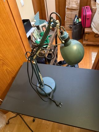Lámpara de mesa verde metálica