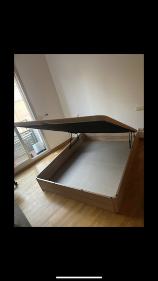 Canapé con base de madera y colchones nuevos
