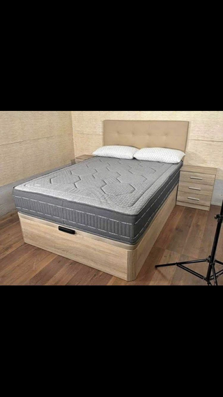 Canapé con base de madera y colchones nuevos