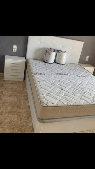 Canapé con base de madera y colchones nuevos