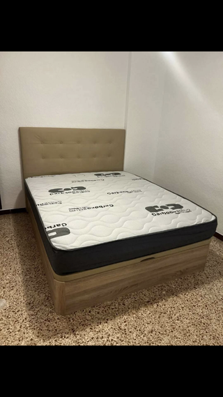 Canapé con base de madera y colchones nuevos
