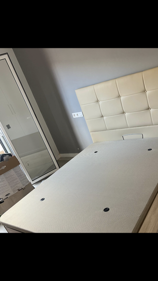Canapé con base de madera y colchones nuevos