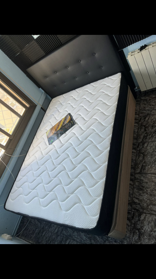 Canapé con base de madera y colchones nuevos