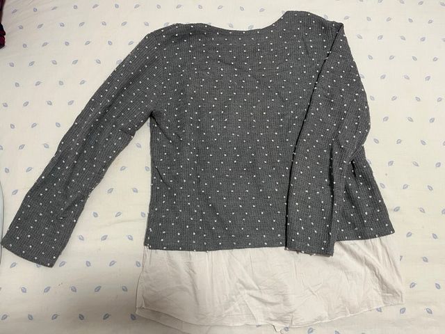 Jersey gris con lunares blancos