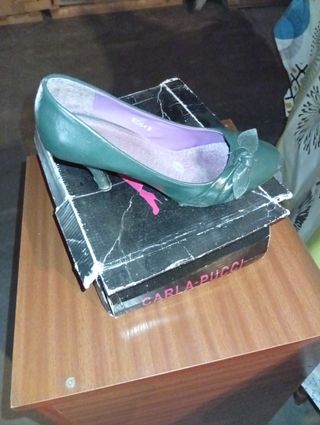 Zapatos verdes de tacón con lazo