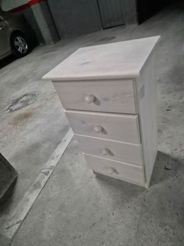 Mesita de noche de madera