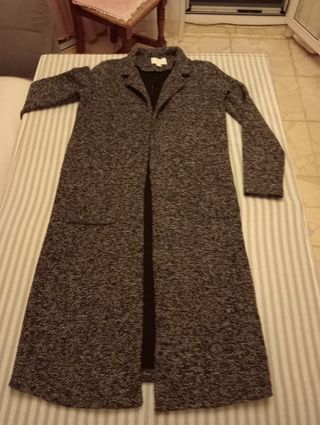 Chaqueta larga de punto gris y negro