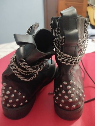 Botas negras con tachuelas y cadenas