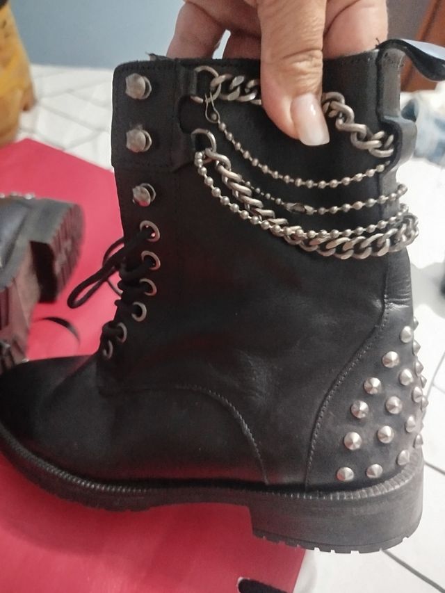 Botas negras con tachuelas y cadenas