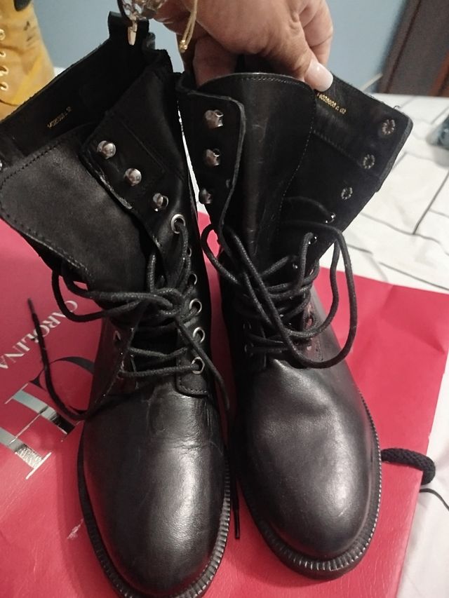 Botas negras con tachuelas y cadenas