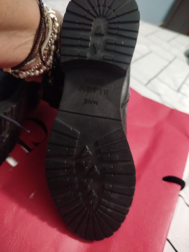 Botas negras con tachuelas y cadenas